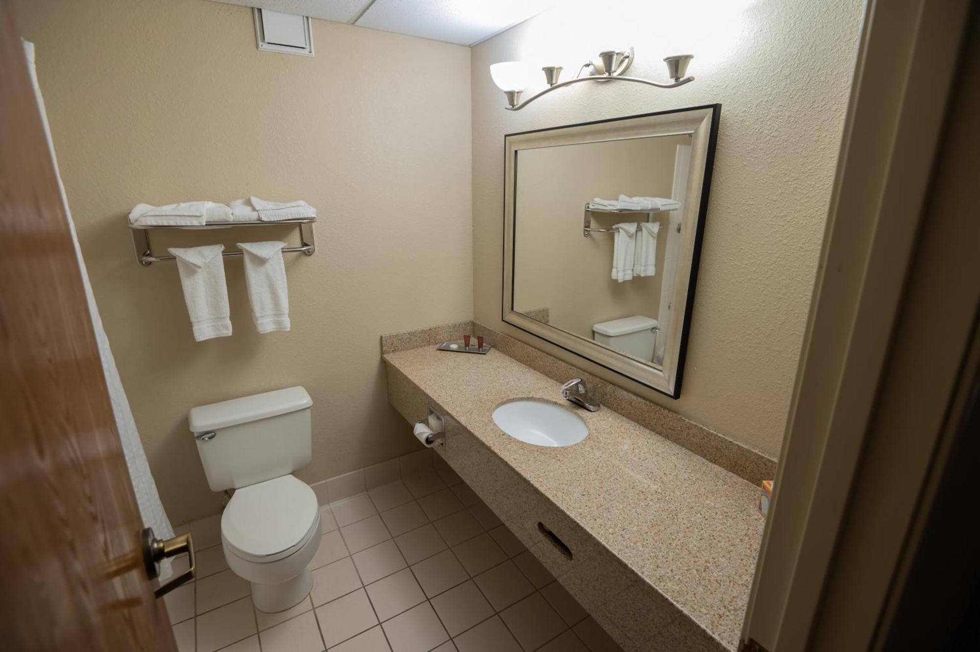 Quality Inn & Suites Downtown Mansfield Εξωτερικό φωτογραφία